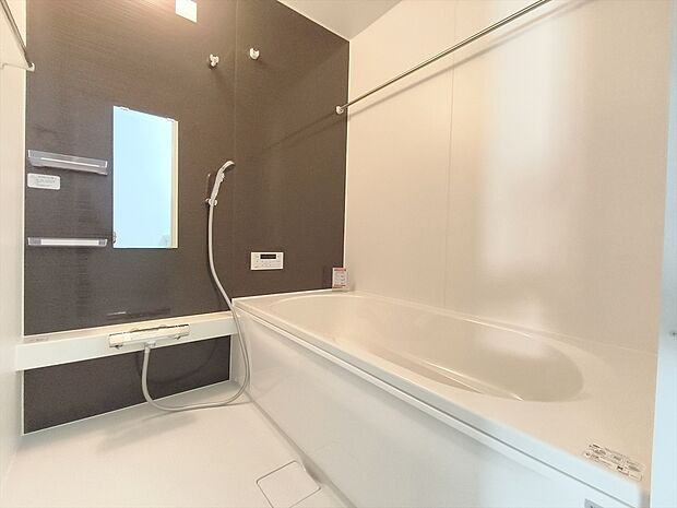 【浴室】一日の疲れを癒すための心地よい浴室はゆとりあるサイズを採用。浴室乾燥機付き！汚れにくくお手入れしやすい浴室です。