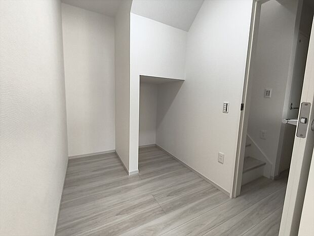 【シェアクローゼット】リビングに隣接したクローゼットは生活用品の収納やお出かけ時のアウターなど収納しておくのに便利です。