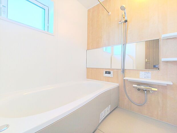 【浴室】一日の疲れを癒すための心地よい浴室はゆとりあるサイズを採用。浴室乾燥機付き!汚れにくくお手入れしやすい浴室です。
