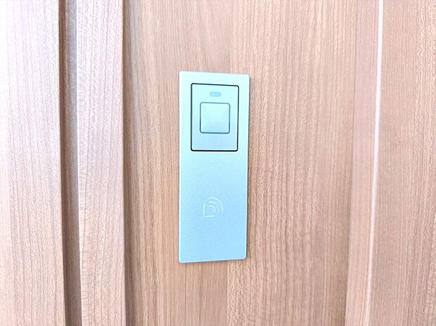 【【玄関カードキー】】ボタンを押して、カードキーやタグキーを“かざす”だけで施解錠!荷物を抱えながら、「カギはどこにしまったのかしら」そんな面倒がなくなります。
