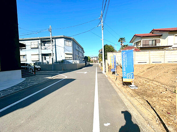 【前面道路含む現地写真】前面道路は6ｍ。入出庫の際もらくらくです。