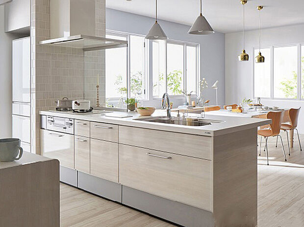 【カウンターキッチン】対面キッチなのでリビングにいる家族の様子がうかがえるので小さなお子様がいても安心ですね。
