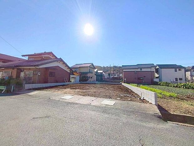 【現地外観写真】穏やかな雰囲気漂う、緑と調和した街並みに建つ新築一戸建て。
