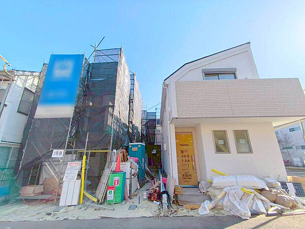 【現地外観写真】プライベートな時間も、ご家族とくつろぐ時間も充実している「ずっと住み続ける家」を実現した新築住宅です。
