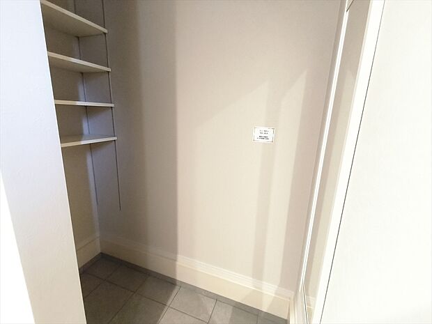 【シューズインクローゼット】靴だけでなく、傘やベビーカーなどの外用品を収納でき、玄関がすっきりと片付きます。