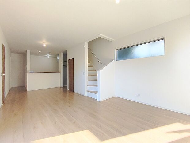 【リビング】オープンでのびやかな空間を生み出すこだわりの「広がり」と「ゆとり」。家族と過ごす時間を大切にした住空間です。