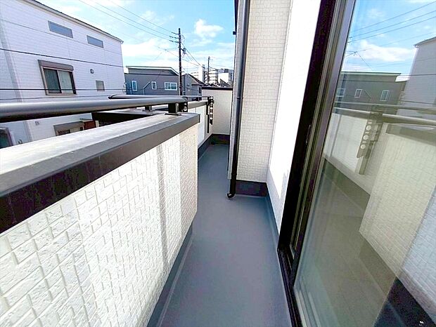 【バルコニー】南向きワイドバルコニー!洋室2部屋分に面しているので、お布団干しにも大変便利ですね!