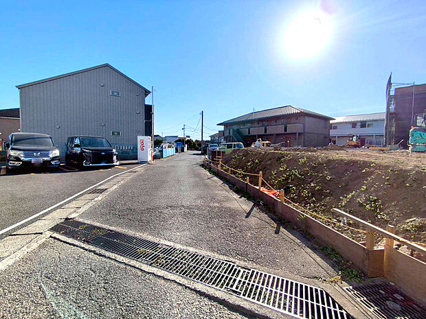 【前面道路含む現地写真】住みやすさと利便性を兼ね備えた立地。高い住宅性能を備えた安心で暮らしやすい住まいです。