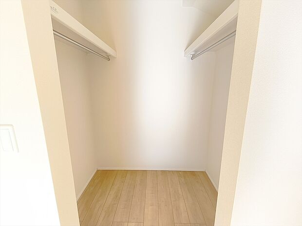 【【ウォークインクローゼット】】嬉しい大型収納は衣替え不要ですぐに使え、片付け上手に!