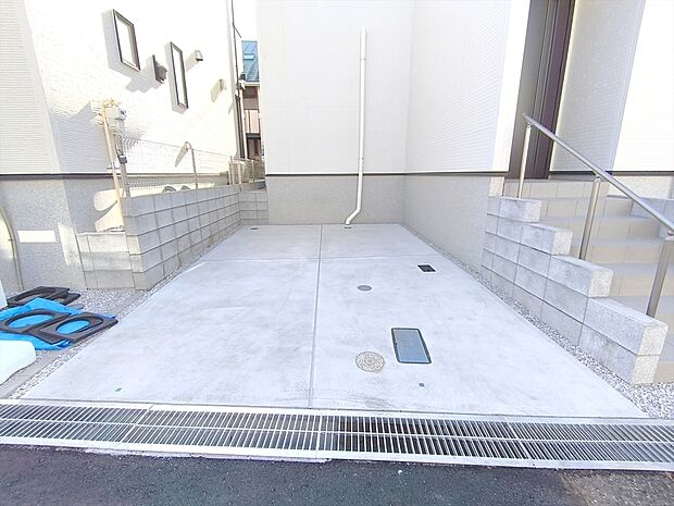 【カースペース】カースペースはコンクリート仕上げ。雨の日でも足元を気にすることなく駐車できます。