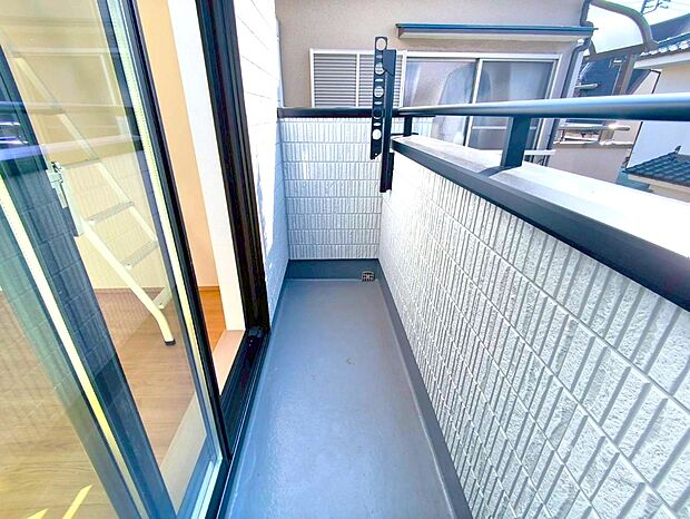 【バルコニー】陽当りの良いバルコニー。心地よい風が吹き込み洗濯物だけでなく、お布団もふっかふかです。