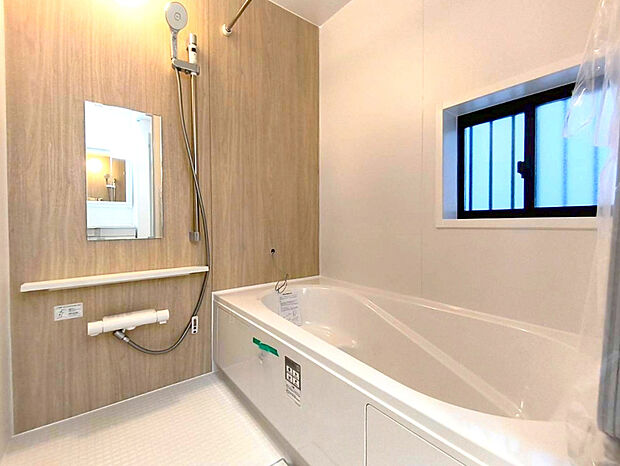 【浴室】一日の疲れを癒すための心地よい浴室はゆとりあるサイズを採用。浴室乾燥機付き!汚れにくくお手入れしやすい浴室です。