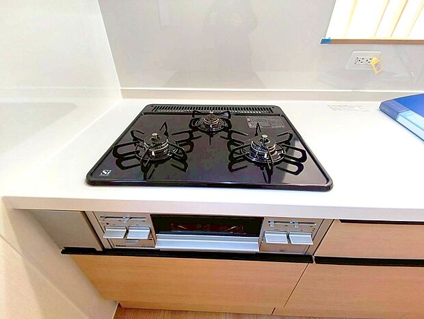 【【3口コンロ】】 凹凸が少ないフラットトップコンロ。お掃除もラクラクです。