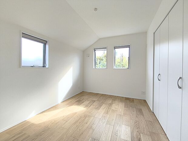 【【複層ガラス(Low-eガラス)】】 空気層が一般複層ガラスサッシの2倍の遮熱効果を発揮します。夏の強い日差しをカットし、冷房効果を高めます