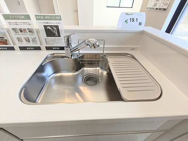 【浄水器】浄水器付きでいつでもおいしい水をいつでも手軽に使えます。飲み水やお料理にも安心ですね。