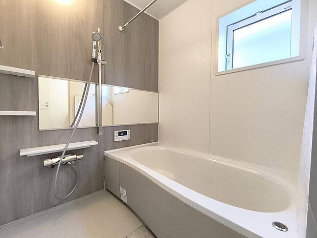 【浴室】一日の疲れを癒すための心地よい浴室はゆとりあるサイズを採用。浴室乾燥機付き!汚れにくくお手入れしやすい浴室です。