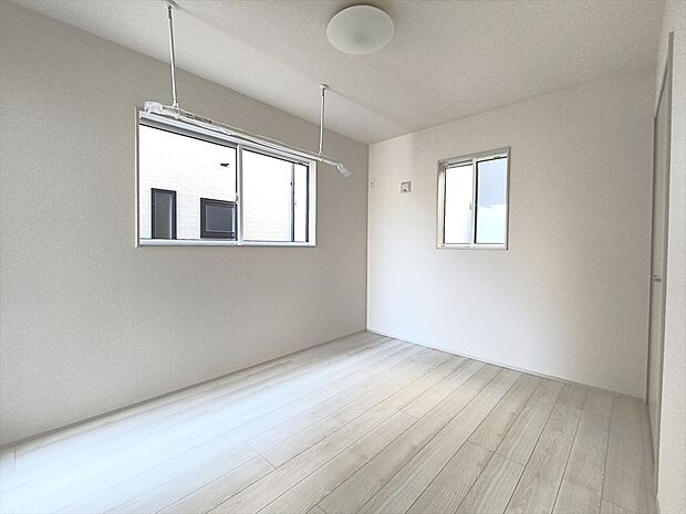 【【複層ガラス(Low-eガラス)】】 空気層が一般複層ガラスサッシの2倍の遮熱効果を発揮します。夏の強い日差しをカットし、冷房効果を高めます