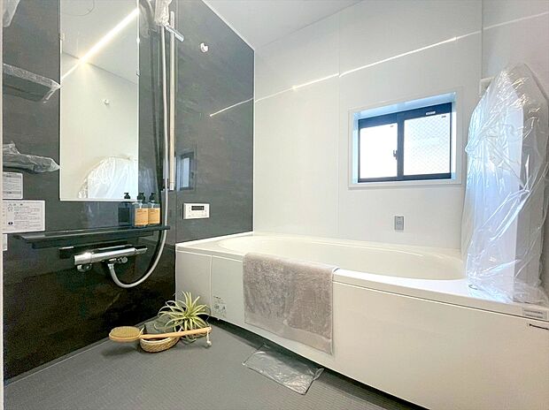 【浴室】一日の疲れを癒しながら、お子様と一緒にバスタイムも楽しめる清潔感あふれる浴室です。もちろん浴室乾燥機も標準装備!