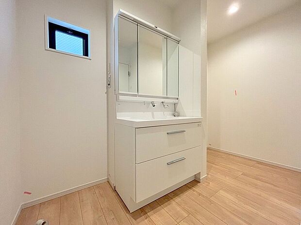 【【三面鏡付洗面台】】大きな三面鏡がついた洗面化粧台。鏡の裏にも収納があり洗面台がすっきりと片付きます