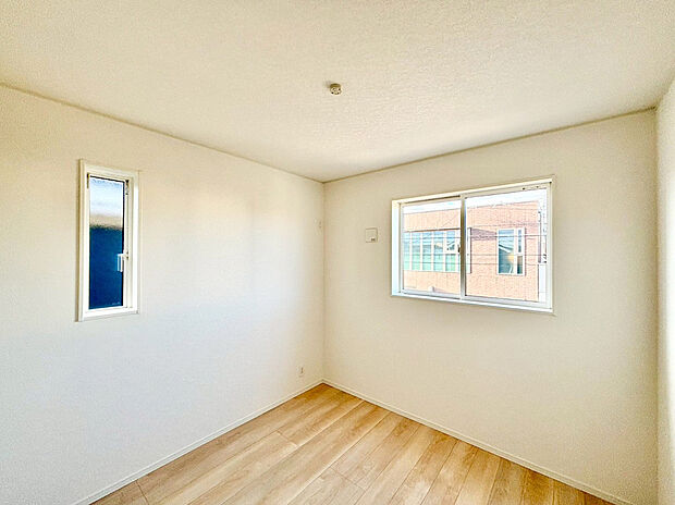 【居室】明るく開放感のある洋室。昼間は豊かな陽光が心地よく、夜はゆったりと落ち着いた空間に。