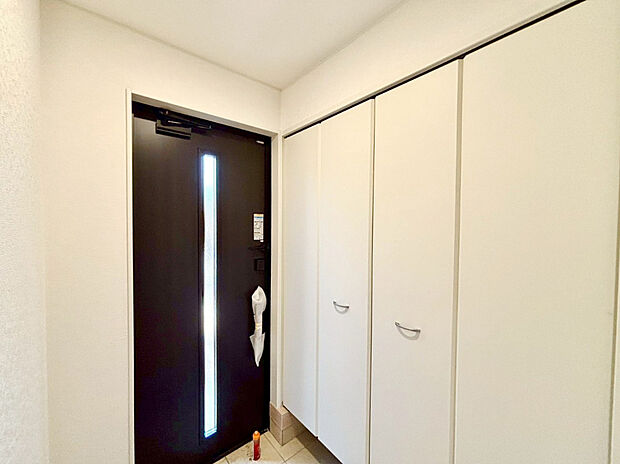 【玄関】広く開放的な玄関には大きいサイズの靴箱を設置。ご家族みなさまの靴の収納も安心です。