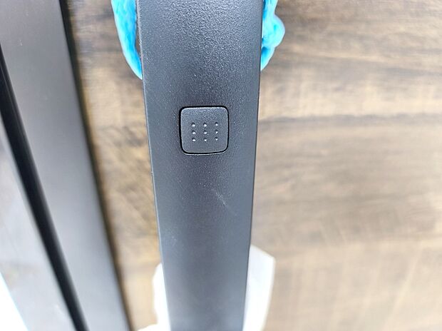 【【玄関カードキー】】ボタンを押して、カードキーやタグキーを“かざす”だけで施解錠!荷物を抱えながら、「カギはどこにしまったのかしら」そんな面倒がなくなります。
