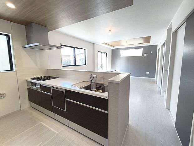 【対面式キッチン】人気の対面式のカウンターキッチン。小さなお子さんがリビングにいても目が届くので安心。
