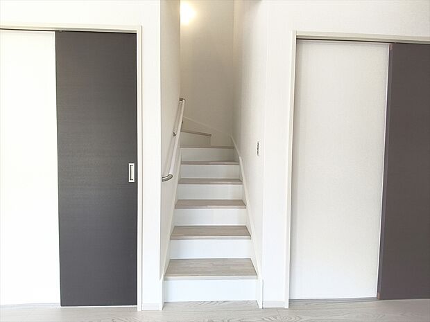 【手すり付き階段】階段には手すりがついているので昇り降りも安心です。