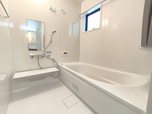 【浴室】一日の疲れを癒すための心地よい浴室はゆとりあるサイズを採用。浴室乾燥機付き!汚れにくくお手入れしやすい浴室です。