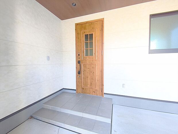 【玄関】玄関ドアはカードキー付!タッチするだけでいいので両手がふさがっていもらくらく解錠!