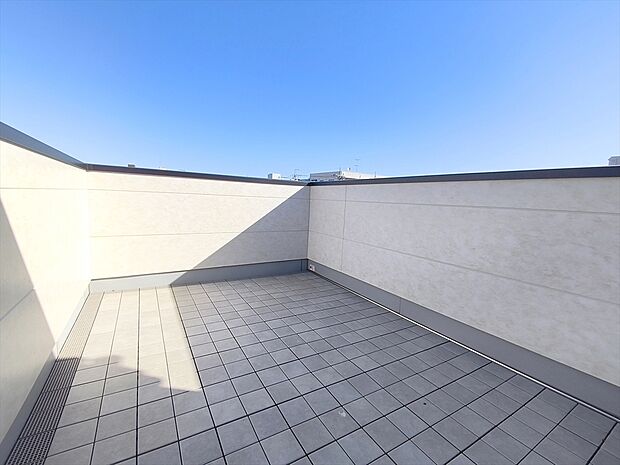 【ルーフバルコニー】青空を感じる屋上ルーフバルコニー。気分もリフレッシュされます。