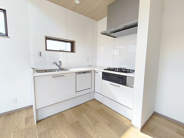 【キッチン】キッチン内での作業動線が短く、作業スペースが広くなるL字キッチン。小さなお子様がいるご家庭でも料理をしながらリビングの様子が伺える安心設計!