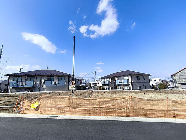 【現地外観】外壁にサイディング利用で、長く住んでも汚れにくい特徴があります。「ずっと住み続ける家」を実現した邸宅です。