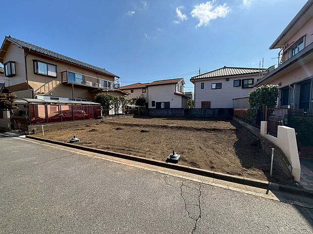 【 現地外観】外壁にサイディング利用で、長く住んでも汚れにくい特徴があります。「ずっと住み続ける家」を実現した邸宅です。