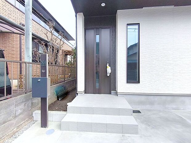 【玄関】玄関ドアはカードキー付!タッチするだけでいいので両手がふさがっていもらくらく解錠!