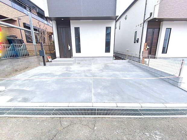 【駐車場】カースペースはコンクリート仕上げ。雨の日も足元は気になりません!