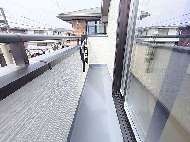 【バルコニー】お洗濯ものや布団を干したりするのに十分なスペースを取ったバルコニーは大変便利です。