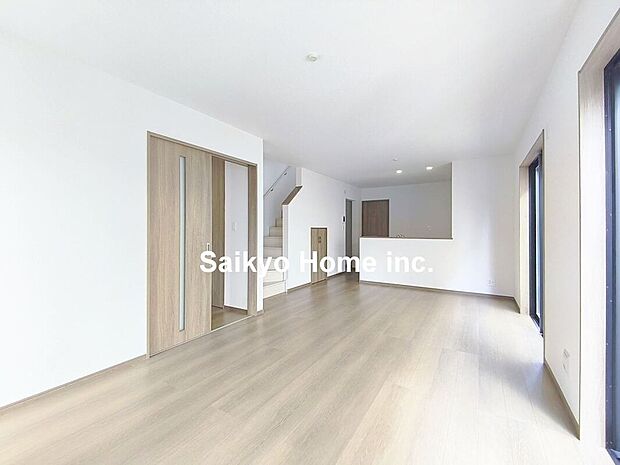 【リビング】19帖超の広々LDK。南に面した窓からは暖かな陽光がたっぷり差し込みます。また通気性にも優れた設計です。