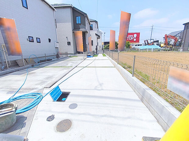 【カースペース】カースペースはコンクリート仕上げ。雨の日でも足元を気にすることなく駐車できます。