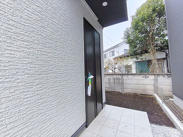 【【玄関カードキー】】ボタンを押して、カードキーやタグキーを“かざす”だけで施解錠!荷物を抱えながら、「カギはどこにしまったのかしら」そんな面倒がなくなります。