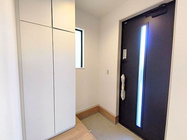 【玄関】お家に出会う人々を出迎える玄関だからこそ、広々清潔感あふれる空間にしたいもの。採光・通風にも配慮された開口部を設ける事で、毎日明るい空間をキープします。