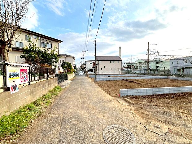 【前面道路含む現地写真】周囲にはスーパーをはじめとした買い物施設も揃っています。住みやすさと利便性を兼ね備えた環境です。