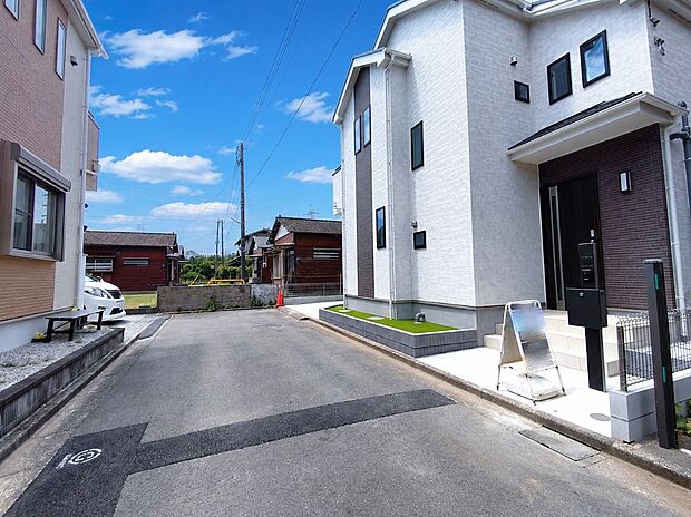 【前面道路含む現地写真】穏やかな雰囲気漂う、緑と調和した街並みに建つ新築一戸建て。
