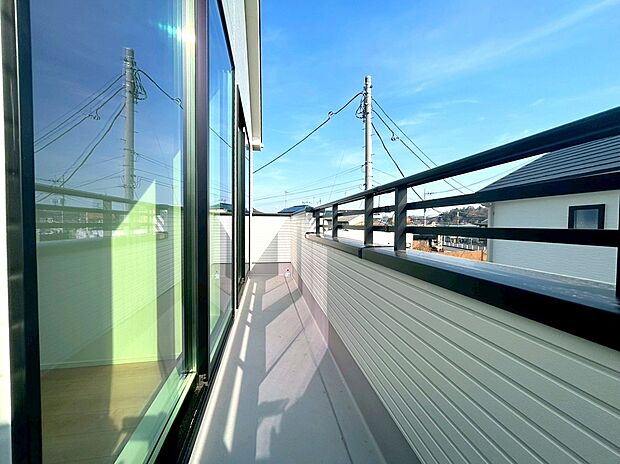 【バルコニー】陽当りの良いバルコニー。心地よい風が吹き込み洗濯物だけでなく、お布団もふっかふかです。