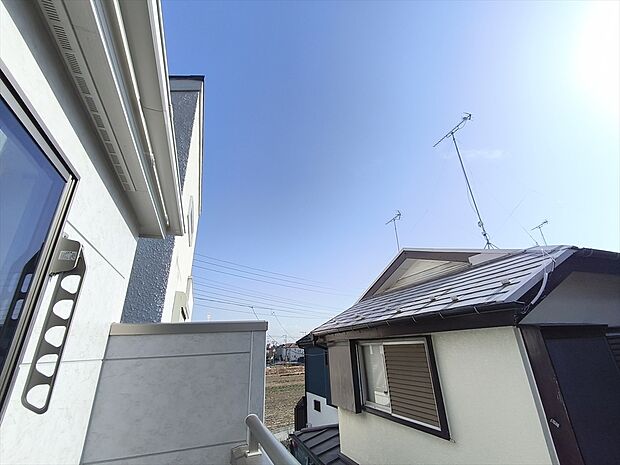 【バルコニー】日当たりがよく心地よい風を感じることができるバルコニー。お洗濯やお布団を干すのも快適です。
