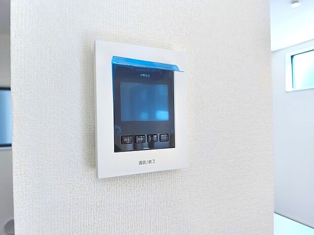 【【モニター付きインターフォン】】呼び出しボタンを押した時点でモニターに来訪者の映像が映し出され、会話を交わす前に来訪者を確認でき防犯に役に立つ設備機能です