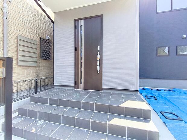 【玄関】玄関ドアはカードキー付!タッチするだけでいいので両手がふさがっていもらくらく解錠!