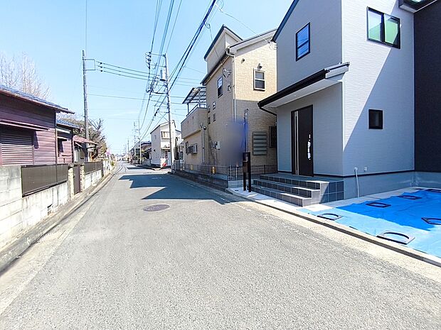 【前面道路】前面道路は車通りも少なく、お子さまのいるご家庭でも安心ですね。