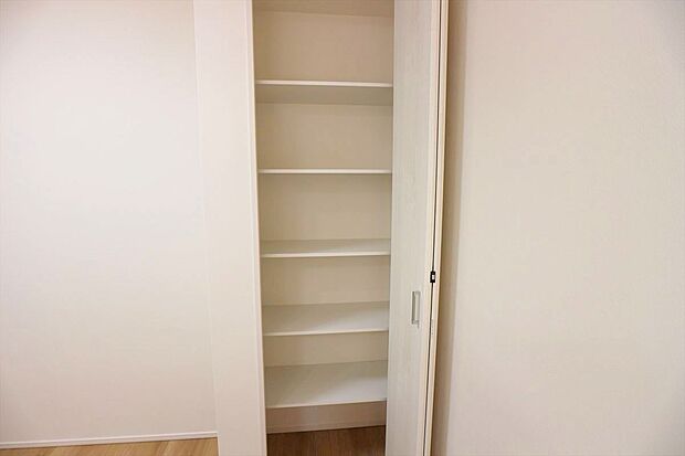 【【パントリー 】】食材や調理器具もこちらにキープ!管理しやすく!お部屋もスッキリ!