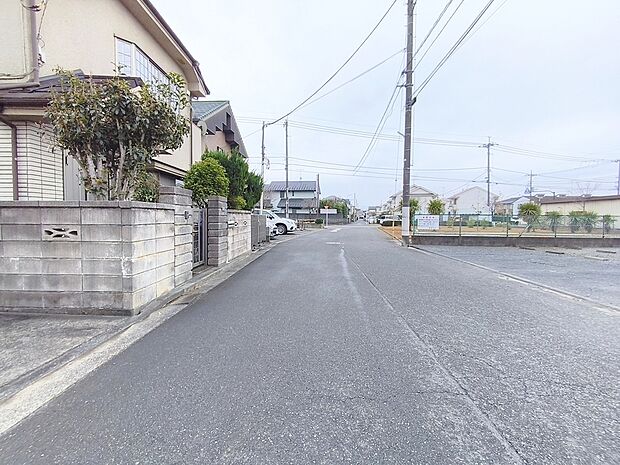 【前面道路】前面道路は6.5mの幅広な道路です。入出庫の際もらくらくです。